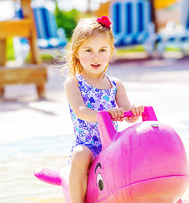 포토 JPG 해외이미지 공원 여자 수영복 행복 어린이 분홍색 여행 자연 놀이 휴가 수영장 한명 사람 앉기 야외 물 파란색 장난감 여행객 수영 기쁨 흰색 아기 휴양지 회전목마 해외202004 해외포토 자연요소 1 옷 공공시설 감정 컬러 모션 장소 수상스포츠 놀이기구 생태계 파일형식