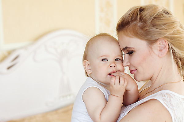 포토 JPG 해외이미지 백인 1 응시 아들 어린이 가족 엄마 주택 함께함 실내 건강 관리 사랑 사람 소년 성인 두명 육아 아기 잡기 작음 연도 순수 걸음마 돌봄 해외202004 해외포토 서양인 시선 남자 감정 컨셉 관계 모션 내부 건물 크기 파일형식