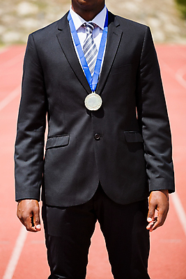 포토 JPG 해외이미지 남자 비즈니스 사업가 한명 서기 정장 20대 경쟁 비즈니스맨 메달 명예 성인남자한명만 해외202004 해외포토 직업 1 옷 컨셉 모션 사람 청년 직장인 상_상패 남자한명만 성인남자만 파일형식