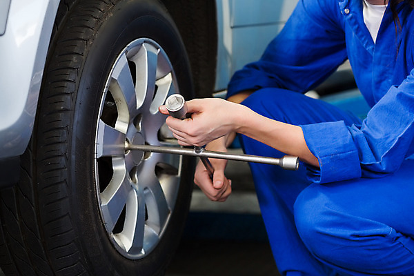포토 JPG 해외이미지 백인 직업 여자 자동차 노동자 실내 작업복 한명 20대 성인 공구 작업 바퀴 작업실 기술자 확인 서비스 타이어 정비공 정비소 차고 성인여자한명만 해외202004 해외포토 서양인 1 옷 육상교통 사람 청년 내부 도구 여자한명만 성인여자만 파일형식