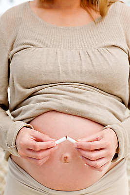 포토 JPG 해외이미지 백인 여자 엄마 담배 한명 서기 들기 사람 성인 임산부 임신 자르기 금연 나쁜 해로움 의료성형뷰티 성인여자한명만 해외202004 해외포토 서양인 1 캠페인 컨셉 가족 모션 사회이슈 여자한명만 성인여자만 파일형식