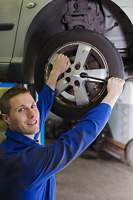 포토 JPG 해외이미지 백인 직업 응시 남자 자동차 노동자 기술 실내 작업복 한명 20대 성인 공구 스패너 잡기 작업 바퀴 작업실 기술자 변화 수리 서비스 타이어 작업도구 정비공 조절 정비소 차고 성인남자한명만 해외202004 해외포토 서양인 1 시선 옷 육상교통 컨셉 모션 사람 청년 내부 도구 남자한명만 성인남자만 파일형식