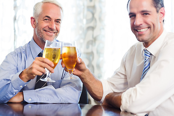 포토 JPG 해외이미지 백인 응시 남자 행복 음료 40대 중년 50대 유리 탁자 맥주 함께함 실내 두명 축하 알코올 직장인 비즈니스맨 고급 우아함 책상 동료 직원 축배 해외202004 해외포토 서양인 직업 시선 감정 가구 컨셉 비즈니스 관계 재질 주류 사람 성인 내부 파일형식