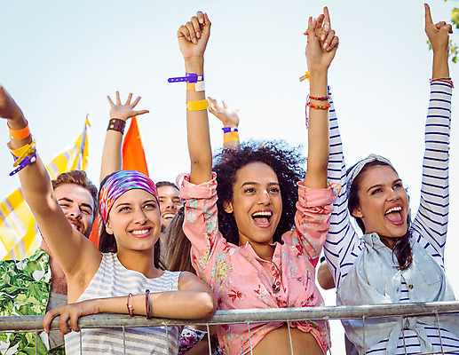 포토 JPG 해외이미지 백인 여자 남자 행복 응원 사람 이벤트 여러명 20대 야외 햇빛 파티 맑음 우정 활발 축하 군중 흥분 힙스터 해외202004 해외포토 서양인 패션 감정 다수 컨셉 날씨 청년 친구 태양 파일형식