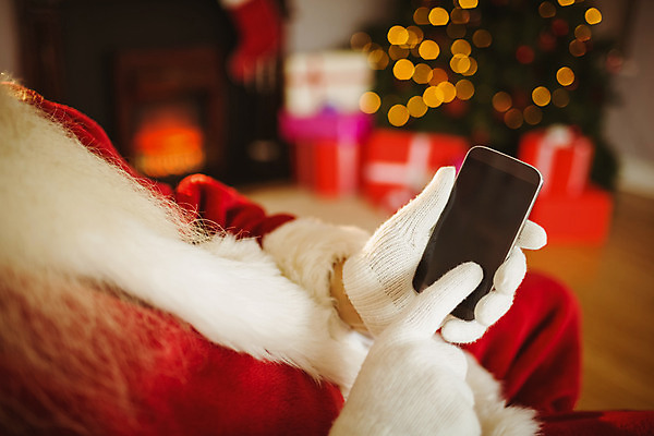 포토 JPG 해외이미지 백인 라이프스타일 노년 남자 크리스마스장식 크리스마스 거실 가정 불 무선통신 아파트 주택 따뜻함 한명 장식 스마트폰 핸드폰 크리스마스트리 산타클로스 평화 스크린 축제 터치 장식볼 축하 잡기 벽난로 안락의자 전나무 노인남자한명만 해외202004 해외포토 자연요소 서양인 나무 1 기념일 컨셉 의자 통신 모션 사람 성인 건물 생활 전자제품 스마트기기 남자한명만 노인남자만 파일형식