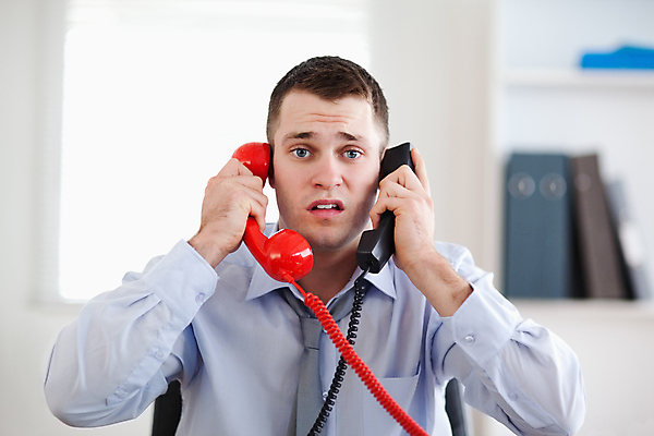 포토 JPG 해외이미지 남자 스트레스 실내 한명 들기 앉기 상반신 성인 앞모습 사무실 업무 비즈니스맨 수화기 바쁨 업무과다 과부하 성인남자한명만 해외202004 해외포토 1 뷰포인트 비즈니스 모션 사람 내부 작업 직장인 전화기 남자한명만 성인남자만 파일형식