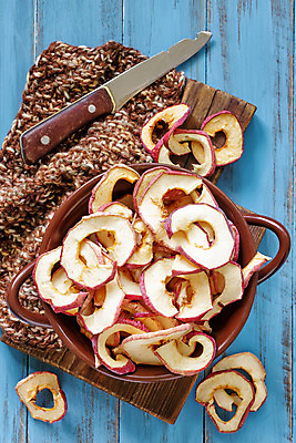 포토 JPG 해외이미지 음식 조각 다이어트 과일 재료 자연 탁자 디저트 건조 건강 요리 사람없음 목재 장식 빨간색 파란색 갈색 노란색 주방 가을 시골 신선 원형 그룹 닫기 달콤 맛 사과 자르기 먹기 오브젝트 날것 슬라이스 흙더미 채식주의자 핸드메이드 개조 맛있는 해외202004 해외포토 도형 나무 계절 컬러 가구 컨셉 모션 흙 생태계 채식 파일형식 더미