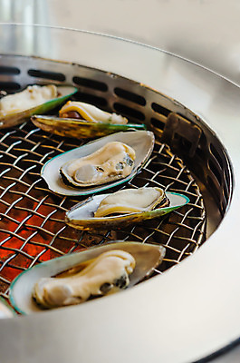 포토 JPG 해외이미지 음식 조개 새로움 요리 사람없음 초록색 빛 노란색 식당 식사 저녁식사 껍질 양념 맛 그릴 굽기 해산물 홍합 레시피 식용 영양소 해외202004 해외포토 컬러 컨셉 주방용품 어패류 상점 구이 파일형식