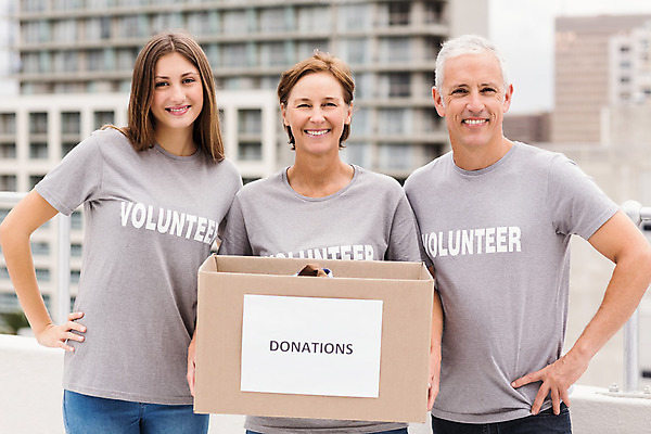 포토 JPG 해외이미지 백인 직업 여자 남자 행복 40대 중년 비즈니스 실내 서기 20대 건물 세명 상자 고층빌딩 봉사 도움 직장인 비즈니스맨 비즈니스우먼 복지 동료 기부 돌봄 참여 자선단체 해외202004 해외포토 서양인 건축물 감정 컨셉 관계 모션 사람 빌딩 청년 성인 내부 그룹 사회이슈 자선 파일형식