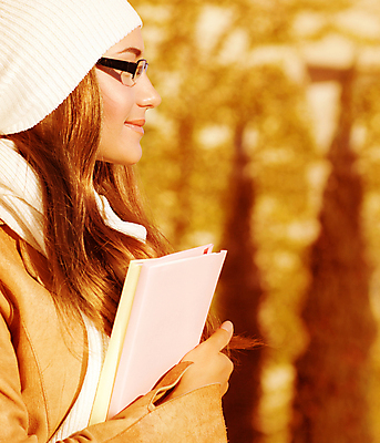 포토 JPG 해외이미지 백인 모델 모자 계절 공원 여자 행복 안경 얼굴 백그라운드 잎 자연 한명 미소 사람 성인 야외 옆모습 10대 책 목도리 가을 잡기 성인여자한명만 해외202004 해외포토 서양인 식물 1 잡화 공공시설 감정 뷰포인트 모션 청소년 표정 신체부위 생태계 여자한명만 성인여자만 파일형식