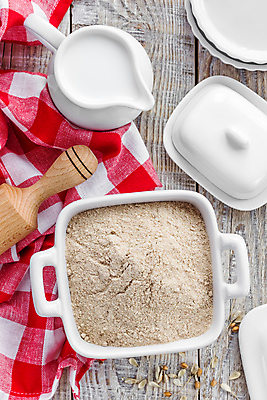 포토 JPG 해외이미지 음식 백그라운드 재료 탁자 요리 사람없음 목재 주방 흰색 준비 날것 반죽 밀가루 핸드메이드 통밀 해외202004 해외포토 나무 컬러 가구 가루 밀 파일형식