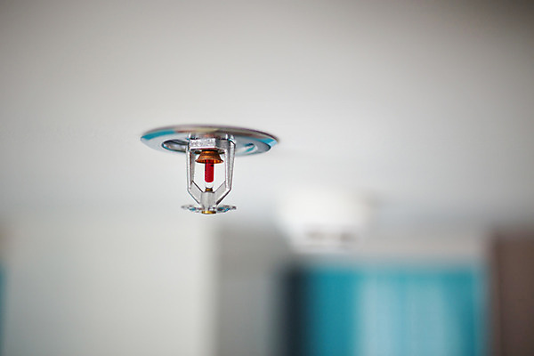 포토 JPG 해외이미지 호텔 불 주택 안전 사람없음 건물 사무실 장비 연기 보호 위험 옷걸이 뿌리기 천장 보안 분무기 질서 보안장치 보험 센서 스프링쿨러 해외202004 해외포토 자연요소 건축물 컨셉 비즈니스 모션 숙소 예절 파일형식