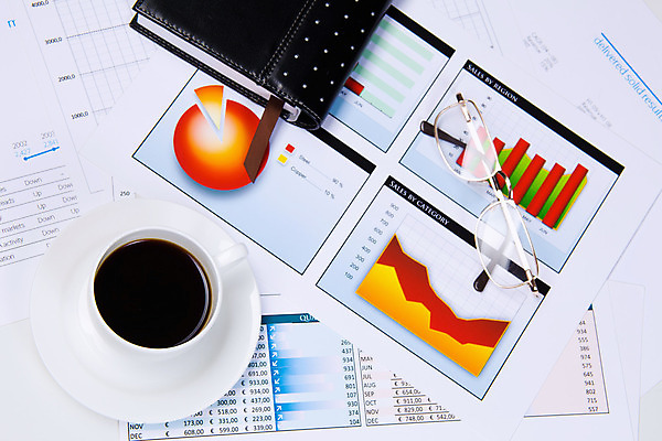 포토 JPG 해외이미지 종이 안경 커피 비즈니스 통계 탁자 돋보기 그래프 직장 사람없음 컵 사무실 펜 다이어리 자료 계산기 지갑 책상 분석 문서 해외202004 해외포토 식기 잡화 음료 가구 컨셉 회사 문구용품 필기구 사무용품 장비 파일형식