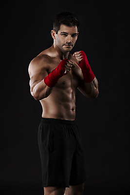 포토 JPG 해외이미지 백인 라이프스타일 남자 스포츠 포즈 백그라운드 운동화 신체 근육 건강 한명 사람 성인 30대 상자 운동 검은색 힘 킥 공격 연습 태권도 체육관 싸움 근육질 히스패닉 해외202004 해외포토 서양인 1 컬러 신발 모션 생활 장년 격투기 몸매 파일형식