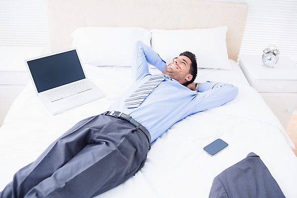 포토 JPG 해외이미지 백인 남자 행복 여유 쿠션 셔츠 가정 베개 넥타이 휴식 아파트 실내 한명 사람 20대 노트북 스마트폰 침실 이불 자명종 침대 비즈니스맨 해외202004 해외포토 서양인 1 잡화 감정 시계 가구 컨셉 상의 비즈니스 침구 주택 청년 내부 전자제품 핸드폰 스마트기기 알람 직장인 파일형식