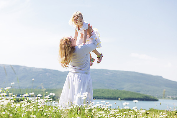 포토 JPG 해외이미지 공원 꽃 딸 행복 감정 어린이 밭 가족 자연 놀이 엄마 휴식 사랑 사람 야외 두명 초록색 걷기 정원 봄 기쁨 육아 자유 시골 표현 데이지 긍정 내추럴 해외202004 해외포토 식물 계절 공공시설 컬러 컨셉 농업 관계 모션 생태계 파일형식