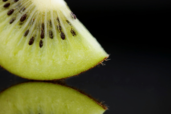 포토 JPG 해외이미지 조각 과일 검은배경 키위 근접촬영 사람없음 슬라이스 해외202004 해외포토 뷰포인트 백그라운드 검은색 파일형식