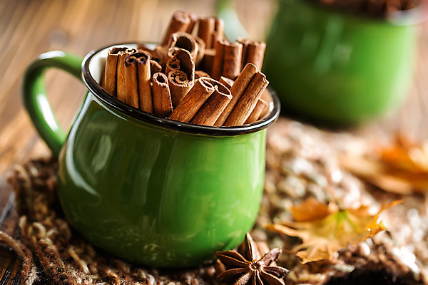 포토 JPG 해외이미지 음식 백그라운드 재료 탁자 요리 사람없음 갈색 주방 가을 조미료 막대기 달콤 향신료 향료 향 시나몬 해외202004 해외포토 계절 컬러 가구 맛 향기 냄새 향미료 파일형식