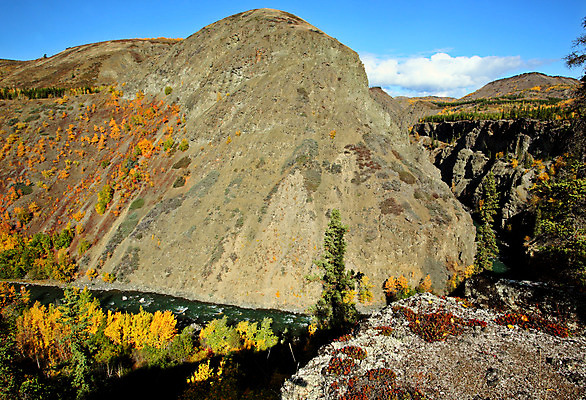 포토 JPG 해외이미지 나무 구름 여행 캐나다 하늘 풍경 사람없음 가로 강 컬러풀 디지털 골짜기 가을 암석 소나무 언덕 장면 대머리 북쪽 울퉁불퉁 해외202004 해외포토 자연요소 식물 헤어스타일 계절 컬러 북아메리카 자연 돌_바위 방향 파일형식