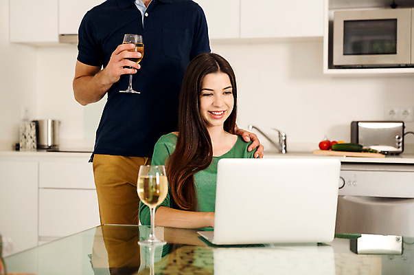 포토 JPG 해외이미지 백인 라이프스타일 커플 여자 남자 행복 음료 음식 2 인터넷 관계 남편 주택 함께함 실내 발렌타인데이 건강 사랑 요리 미소 사람 두명 노트북 주방 와인 식사 저녁식사 놀람 낭만 업무 준비 레시피 점심식사 해외202004 해외포토 서양인 감정 컨셉 데이이벤트 주류 표정 내부 건물 생활 전자제품 작업 파일형식