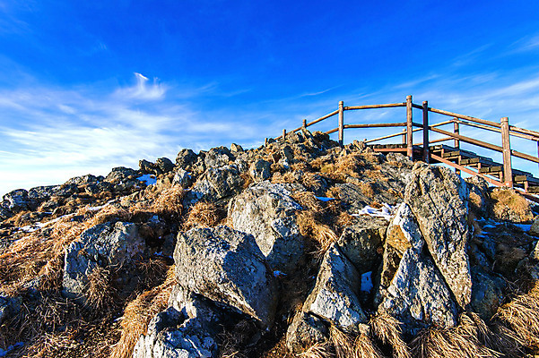 포토 JPG 해외이미지 나무 백그라운드 겨울 자연 하늘 산 서울 한국 풍경 사람없음 태양 맑음 추위 사찰 언덕 절정 눈내림 해외202004 해외포토 자연요소 식물 계절 아시아 종교건축 날씨 눈_날씨 생태계 파일형식