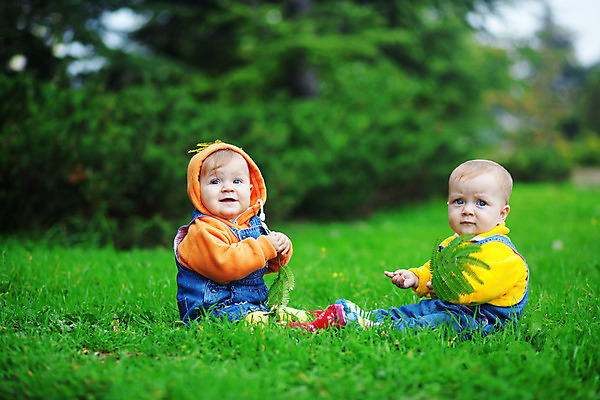 포토 JPG 해외이미지 라이프스타일 옷 공원 행복 어린이 2 가족 자연 놀이 건강 사람 앉기 야외 두명 초록색 청춘 봄 활발 기쁨 육아 가을 아기 달콤 작음 6 쌍둥이 긍정 결백 천진난만 초보 해외202004 해외포토 계절 공공시설 감정 컬러 컨셉 관계 모션 생활 숫자 맛 크기 생태계 파일형식