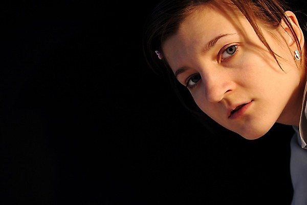 포토 JPG 해외이미지 응시 여자 얼굴 백그라운드 한명 사람 머리 검은색 입 호기심 코 개성 해외202004 해외포토 1 시선 감정 컬러 컨셉 신체부위 파일형식