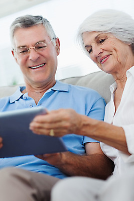 포토 JPG 해외이미지 백인 라이프스타일 커플 응시 여자 노년 남자 행복 거실 가정 휴식 아파트 주택 함께함 실내 사랑 앉기 두명 노후 소파 태블릿 평화 백발 휴게실 60대 70대 터치스크린 노인만 해외202004 해외포토 서양인 헤어스타일 시선 감정 컨셉 의자 관계 모션 사람 성인 내부 건물 생활 전자제품 스마트기기 성인만 파일형식