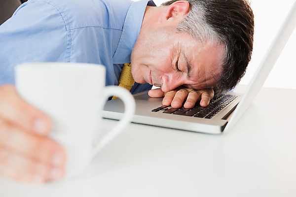 포토 JPG 해외이미지 백인 남자 커피 중년 50대 셔츠 넥타이 휴식 실내 피곤 한명 사람 앉기 정장 컵 노트북 컴퓨터 잠 직장인 비즈니스맨 책상 흰배경 낮잠 업무과다 심각 카피스페이스 해외202004 해외포토 서양인 직업 1 식기 잡화 옷 음료 가구 백그라운드 컨셉 상의 비즈니스 모션 성인 내부 전자제품 공백 흰색 업무 파일형식