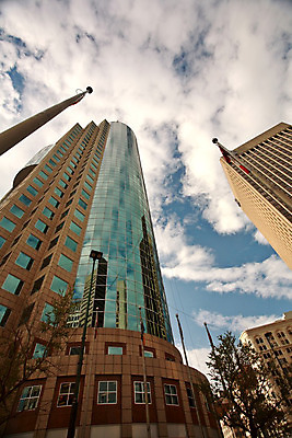 포토 JPG 해외이미지 나무 구름 여행 캐나다 건축양식 창문 유리 하늘 새로움 풍경 사람없음 건물 세로 파란색 반사 디지털 깃발 도시 도심 옛날 특별함 해외202004 해외포토 자연요소 식물 건축물 건축 컬러 컨셉 북아메리카 재질 파일형식