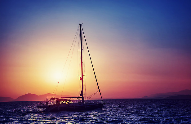 포토 JPG 해외이미지 실루엣 바다 여행 자연 하늘 항해 풍경 사람없음 빛 햇빛 태양 노란색 평화 일출 맑음 황혼 일몰 낭만 자유 보트 고급 수평선 해외202004 해외포토 자연요소 컬러 컨셉 배_교통 날씨 촬영기법 노을 생태계 파일형식