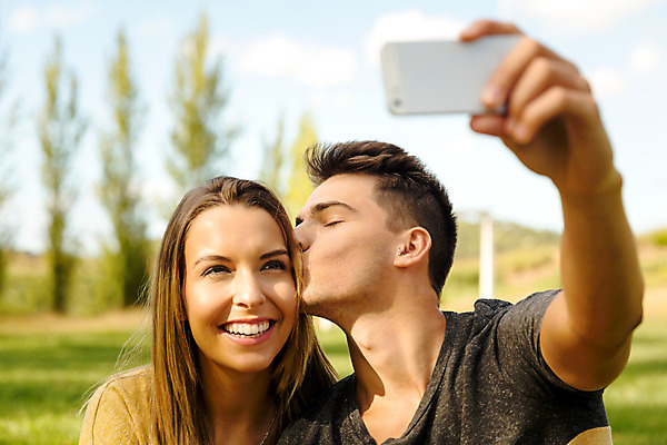 포토 JPG 해외이미지 백인 라이프스타일 커플 계절 공원 여자 남자 행복 2 관계 자연 키스 함께함 사랑 사람 야외 두명 초록색 스마트폰 핸드폰 카메라 낭만 날짜 열정 해외202004 해외포토 서양인 공공시설 감정 컬러 컨셉 생활 전자제품 스마트기기 애정표현 생태계 파일형식