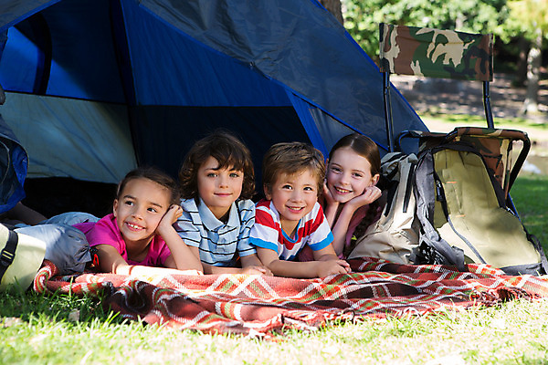 포토 JPG 해외이미지 나무 백인 라이프스타일 남자 행복 어린이 가족 자연 휴가 함께함 텐트 사랑 앉기 소년 잔디 여러명 야외 초록색 봄 캠핑 시골 캠핑장 언니 남동생 어린이만 해외202004 해외포토 서양인 식물 계절 감정 컬러 다수 컨셉 관계 모션 레저 캠핑도구 사람 생활 생태계 자매 동생 파일형식