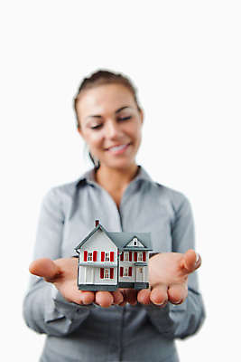 포토 JPG 해외이미지 응시 여자 부동산 주택 한명 들기 20대 성인 사무실 미니어처 재산 성인여자한명만 해외202004 해외포토 1 시선 비즈니스 모션 사람 청년 건물 금융 모형 여자한명만 성인여자만 파일형식