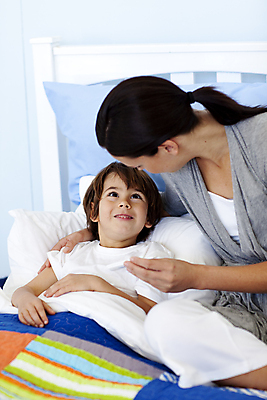 포토 JPG 해외이미지 백인 응시 남자 아들 어린이 가족 엄마 실내 건강 사람 소년 상반신 성인 두명 앞모습 옆모습 침실 잡기 질병 온도계 간호 감싸기 돌봄 해외202004 아들바보 해외포토 서양인 시선 뷰포인트 의학 관계 모션 내부 파일형식