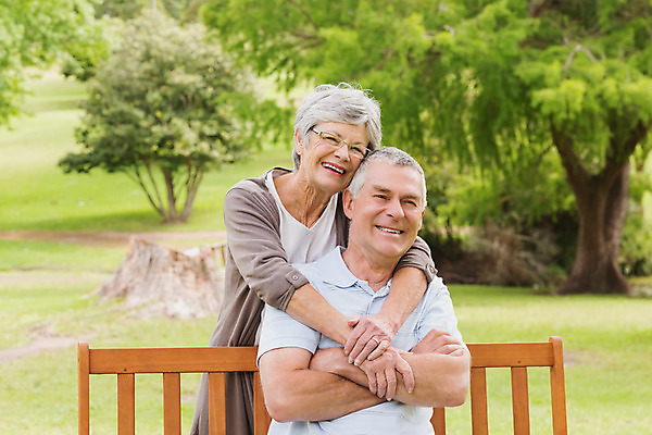 포토 JPG 해외이미지 나무 백인 라이프스타일 커플 응시 공원 여자 노년 남자 행복 여유 벤치 포옹 함께함 건강 사랑 서기 앉기 성인 야외 두명 초록색 회색 낭만 60대 70대 노인만 해외202004 해외포토 서양인 식물 시선 공공시설 감정 컬러 컨셉 의자 관계 안기 모션 사람 생활 성인만 파일형식