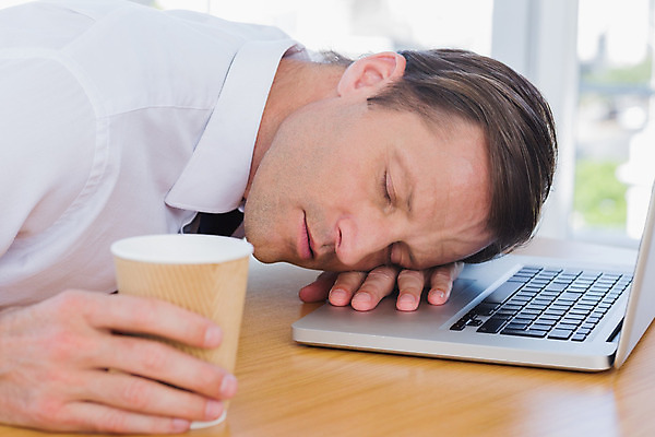 포토 JPG 해외이미지 백인 남자 커피 40대 중년 셔츠 비즈니스 휴식 직장 실내 피곤 한명 사람 앉기 노트북 컴퓨터 사무실 잠 비즈니스맨 책상 낮잠 업무과다 테이크아웃컵 해외202004 해외포토 서양인 1 음료 가구 컨셉 상의 회사 모션 성인 내부 컵 전자제품 업무 직장인 파일형식