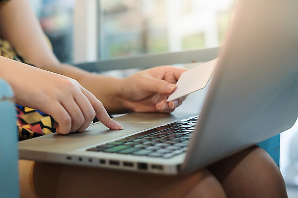 포토 JPG 해외이미지 라이프스타일 인터넷 비즈니스 통신 모바일 휴가 휴식 주택 실내 사람없음 노트북 쇼핑 컴퓨터 세일 상점 디지털 정보 네트워크 신용카드 어플리케이션 구매 연결 사이버 무선전화기 고객 스마트 보안 전자 주말 안심 질서 소매 온라인 전자상거래 방화벽 소셜 해외202004 해외포토 컨셉 육류 안전 내부 건물 생활 금융 전자제품 예절 전화기 파일형식