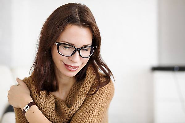 포토 JPG 해외이미지 라이프스타일 여자 안경 얼굴 거실 휴식 아파트 주택 실내 한명 사람 앉기 내부 30대 독서 갈색 방 흰색 스웨터 니트 안락의자 안락 해외202004 해외포토 1 잡화 컬러 컨셉 상의 의자 모션 건물 생활 신체부위 장년 파일형식