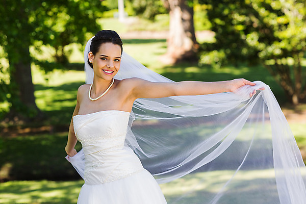 포토 JPG 해외이미지 주간 공원 여자 신부 결혼 결혼식 한명 서기 20대 성인 야외 옆모습 성인여자한명만 해외202004 해외포토 자연요소 1 공공시설 뷰포인트 모션 사람 이벤트 청년 여자한명만 성인여자만 파일형식