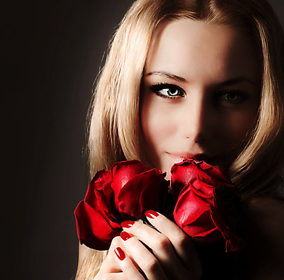 포토 JPG 해외이미지 식물 백인 모델 손 여자 꽃 행복 얼굴 꽃다발 백그라운드 휴가 발렌타인데이 선물 사랑 한명 사람 성인 빨간색 금발 섹시 장미 유행 어둠 낭만 흰색 잡기 화려 우아함 열정 고립 스타일 해외202004 관능적 해외포토 서양인 1 헤어스타일 감정 컬러 컨셉 모션 데이이벤트 신체부위 파일형식