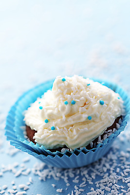 포토 JPG 해외이미지 스튜디오촬영 1 음식 휴가 디저트 사람없음 장식 파란색 케이크 얼음 흰색 생일 달콤 맛 컵케이크 굽기 먹기 뿌리기 크림 오브젝트 머핀 칼로리 버터 해로움 핸드메이드 프로스팅 맛있는 해외202004 버터크림 스펀지케이크 해외포토 자연요소 기념일 빵 컬러 컨셉 모션 실내 구이 제빵 파일형식