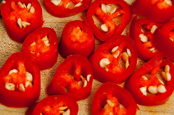 포토 JPG 해외이미지 식물 음식 조각 백그라운드 채소 과일 재료 자연 고추 파프리카 건강 요리 사람없음 빨간색 초록색 주방 종 흰색 신선 뜨거움 양념 닫기 맛 자르기 먹기 향신료 유기농 매움 날카로움 후추 비타민 연소 고립 살사댄스 숙성 채식주의자 페퍼로니 해외202004 해외포토 웰빙 컬러 컨셉 모션 춤 소시지 생태계 채식 영양소 향미료 파일형식