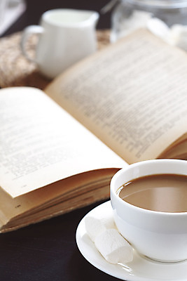 포토 JPG 해외이미지 라이프스타일 커피 음료 음식 겨울 탁자 휴식 주택 실내 따뜻함 사람없음 책 컵 독서 갈색 초콜릿 머그컵 뜨거움 액체 달콤 장면 부드러움 페이지 코코아 리빙 라떼 해외202004 해외포토 식기 계절 컬러 가구 컨셉 디저트 내부 건물 생활 감각 맛 파일형식