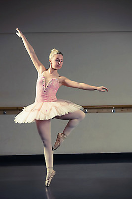 포토 JPG 해외이미지 백인 여자 포즈 청소년 실내 한명 서기 10대 춤 우아함 발레 발레리나 발레복 십대여자한명만 해외202004 해외포토 서양인 1 옷 컨셉 모션 문화예술 사람 내부 여자한명만 십대여자만 파일형식