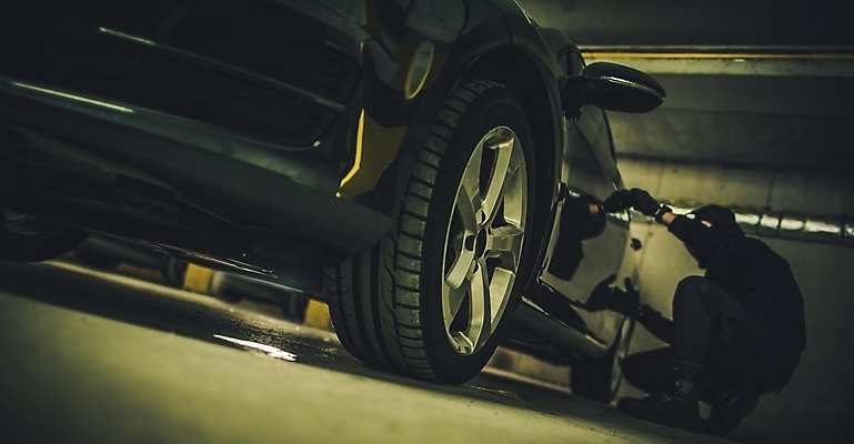 포토 JPG 해외이미지 백인 남자 교통시설 자동차 가면 한명 안전 사람 힘 운전 손전등 도시 범죄 위험 도둑 절도 교도소 위협 보안 보험 단절 자동 뺏기 해외202004 해외포토 서양인 1 육상교통 교통 컨셉 모션 조명 범죄인 감옥 시설 파일형식