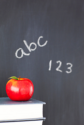 포토 JPG 해외이미지 학생 교육 어린이 백그라운드 교실 학교 사람없음 책 스터디 숫자 쌓기 칠판 수확 기록 가르침 사과 B 분필 정사각형 A C 해외202004 해외포토 도형 문자 알파벳 농업 과일 모션 사람 학습 초크 파일형식