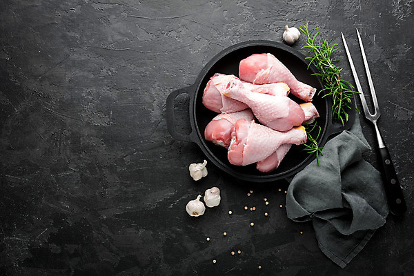 포토 JPG 해외이미지 음식 육류 요리 사람없음 주방 검은색 치킨 그릴 정상 날것 레시피 로즈메리 드럼스틱 생식 해외202004 해외포토 컬러 식재료 주방용품 허브 닭고기요리 파일형식