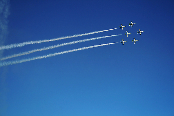 포토 JPG 해외이미지 주간 구름 하늘 비행기 사람없음 야외 옆모습 파란색 플랫 연기 제트기 에어쇼 비행운 해외202004 해외포토 자연요소 뷰포인트 컬러 항공교통 대중교통 쇼 파일형식 구름_자연