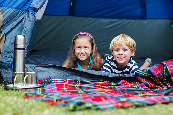 포토 JPG 해외이미지 나무 백인 라이프스타일 여자 남자 행복 어린이 가족 자연 휴가 함께함 텐트 사랑 앉기 소년 잔디 야외 두명 초록색 봄 캠핑 시골 캠핑장 언니 남동생 어린이만 해외202004 해외포토 서양인 식물 계절 감정 컬러 컨셉 관계 모션 레저 캠핑도구 사람 생활 생태계 자매 동생 파일형식